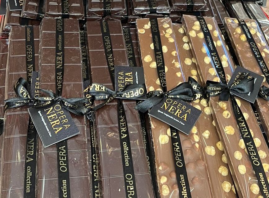STECCA DI CIOCCOLATO FONDENTE AL 60% CON NOCCIOLE INTERE - immagine 2